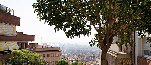 Vista de Barcelona amb el cel congestionat per la pol·lució.