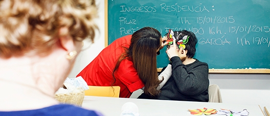 Grupo de personas participando en un taller de máscaras en una residencia