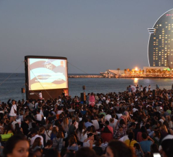 Cinema a la platja de Sant Sebastià a l'estiu