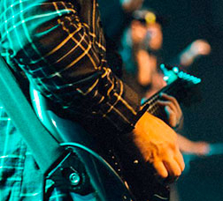 Un músic toca la guitarra durant un concert