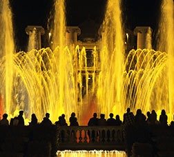 La Fuente Mágica de Montjuïc iluminada