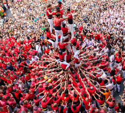 Actuación de los Castellers de Barcelona en la plaza de Sant Jaume