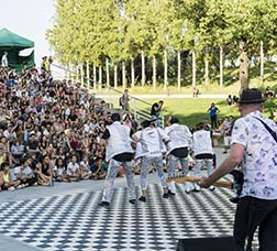 Espectáculo de música y baile con un grupo de jóvenes en el Parque de la Trinitat