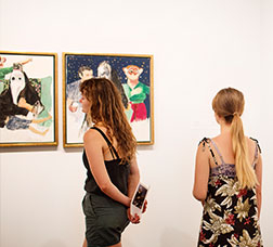 Nenes i joves miren quadres en un museu