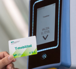 A person who is using the T-mobilitat card