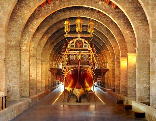 Vaixell a l'interior del Museu Marítim
