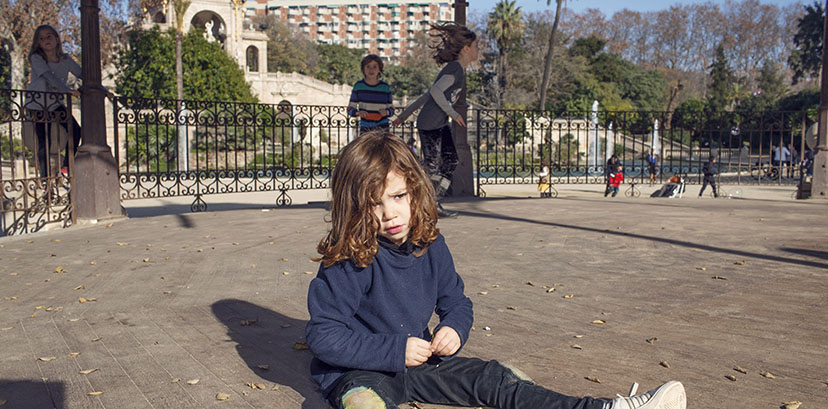 Nena asseguda a la glorieta del parc de la Ciutadella