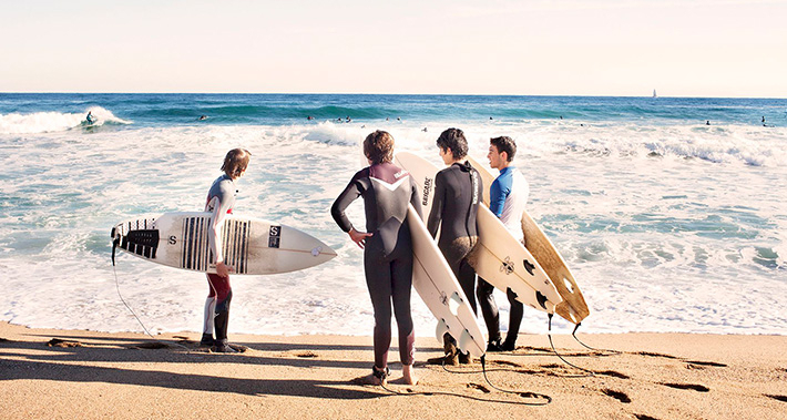 Personas practicando surf