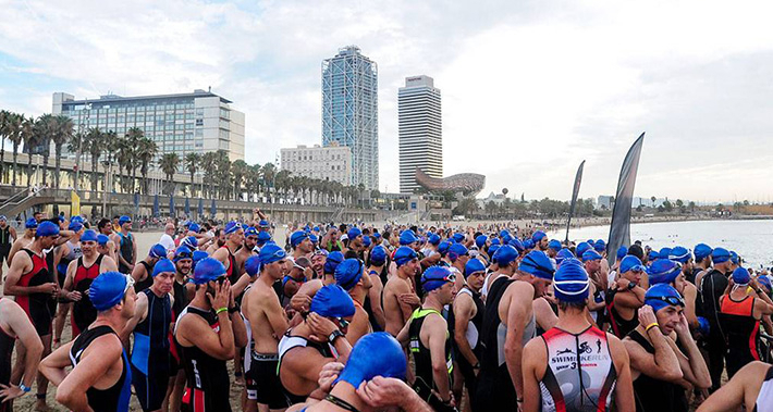  Un grup d'esportistes fan un triatló