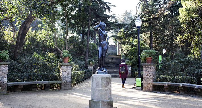 Escultura de una mujer en un parque