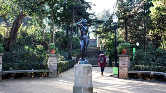 Escultura d'una dona en un parc