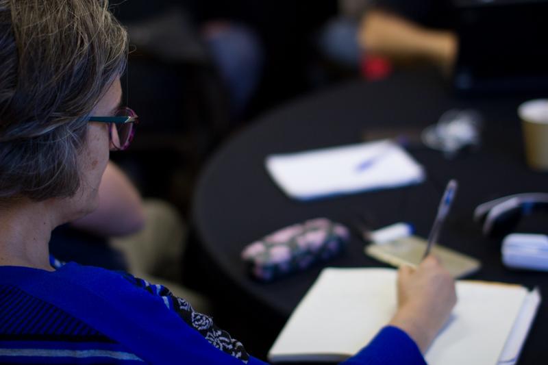 Taller de podcast amb Carne Cruda. Foto de Nikoline Arns.