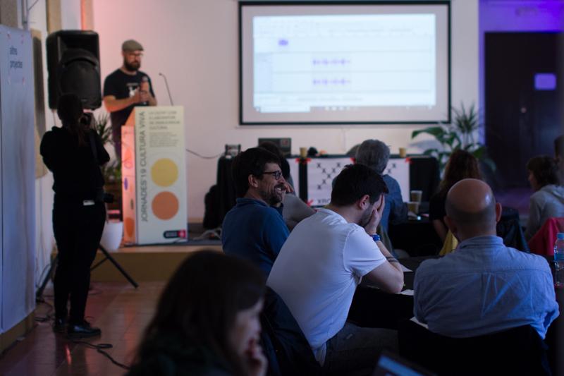 Taller de podcast amb Carne Cruda. Foto de Nikoline Arns.