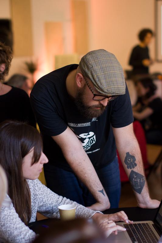 Taller de podcast amb Carne Cruda. Foto de Nikoline Arns.