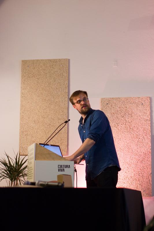 Fent el freaky a les ones amb Tim Cowlishaw. Foto de Nikoline Arns.