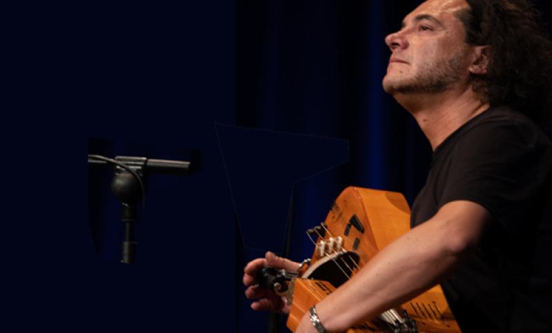 Dimecres de So i Cos – Marc Egea, solo acústic: a la viola de roda i més enllà